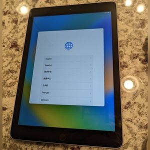 Apple iPad 5th Generation, 32 gb, Space Grey